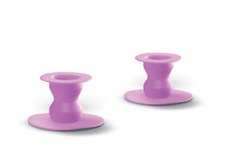 Zwei lila Silikon-Fisteladapter mit breiter Basis und schmaler Mitte.